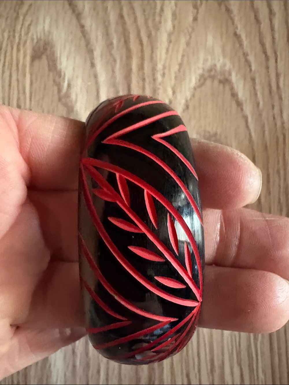 VINTAGE BAKELITE BLACK AND RED CARVED 7.5' BANGLE BRACELET - Picture 7 of 9